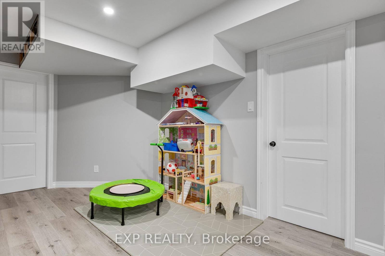 












513 STRASBOURG STREET

,
Russell,




Ontario
K0A1W0

