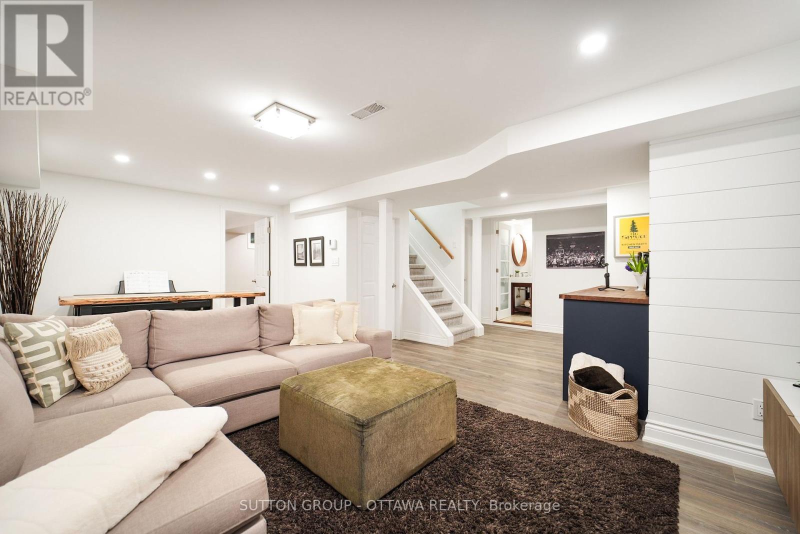 












40 ST REMY DRIVE

,
Ottawa,




Ontario
K2J1A3

