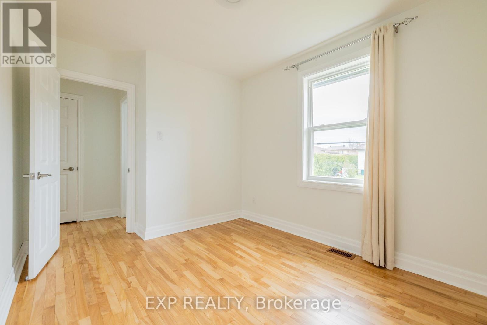 












1954 ROSEBELLA AVENUE

,
Ottawa,




Ontario
K1T1G7

