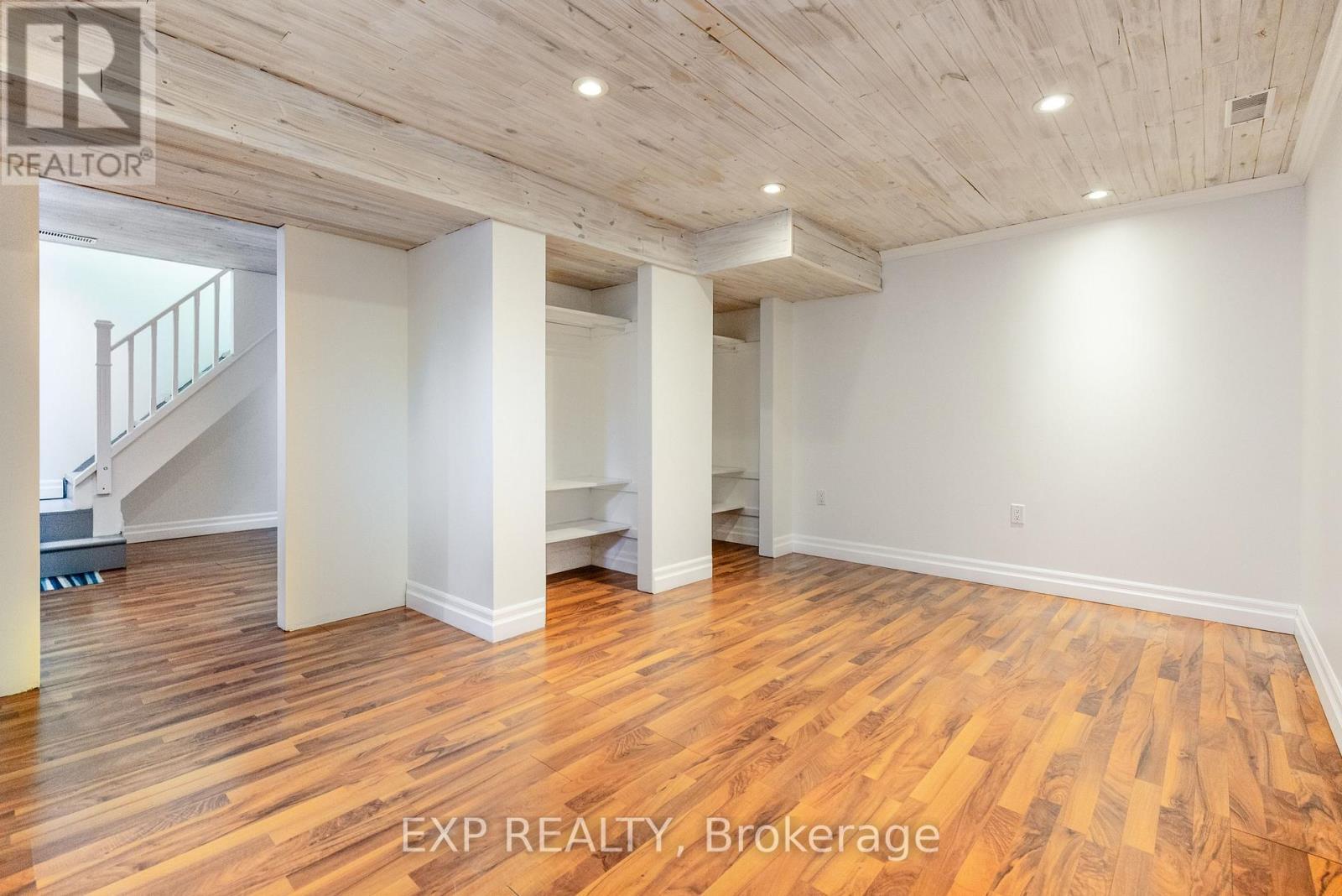 












1954 ROSEBELLA AVENUE

,
Ottawa,




Ontario
K1T1G7

