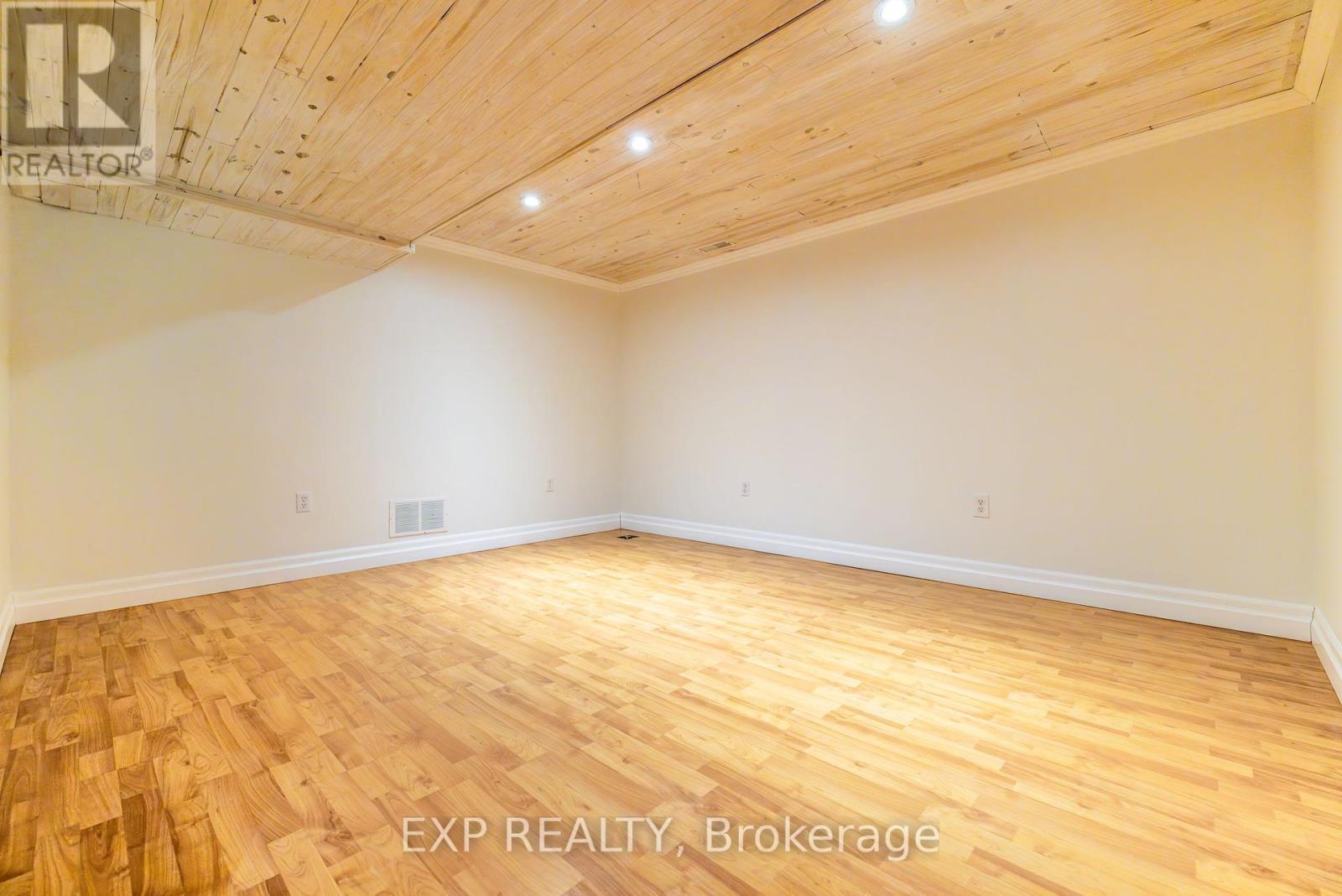 












1954 ROSEBELLA AVENUE

,
Ottawa,




Ontario
K1T1G7

