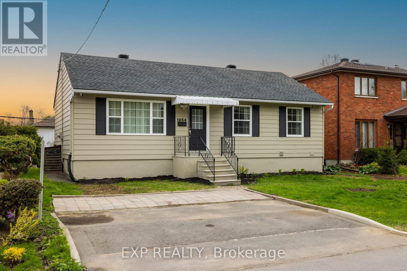 












1954 ROSEBELLA AVENUE

,
Ottawa,




Ontario
K1T1G7

