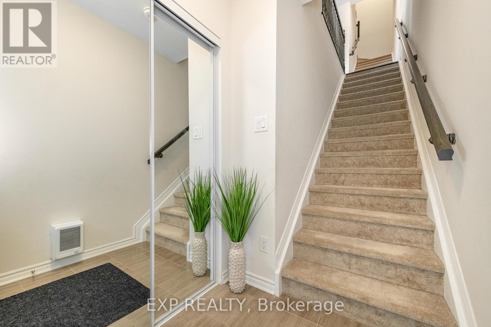 












723 ROUNCEY ROAD

,
Ottawa,




Ontario
K2V0S2

