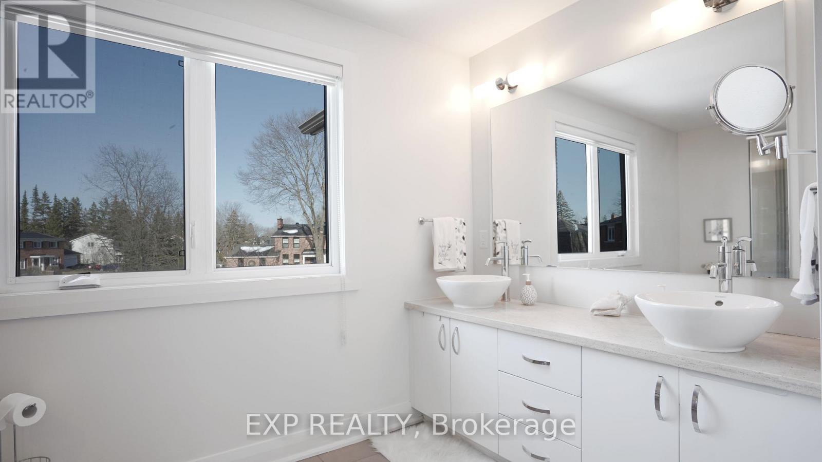 












17 CHESSWOOD COURT

,
Ottawa,




Ontario
K2E7E3

