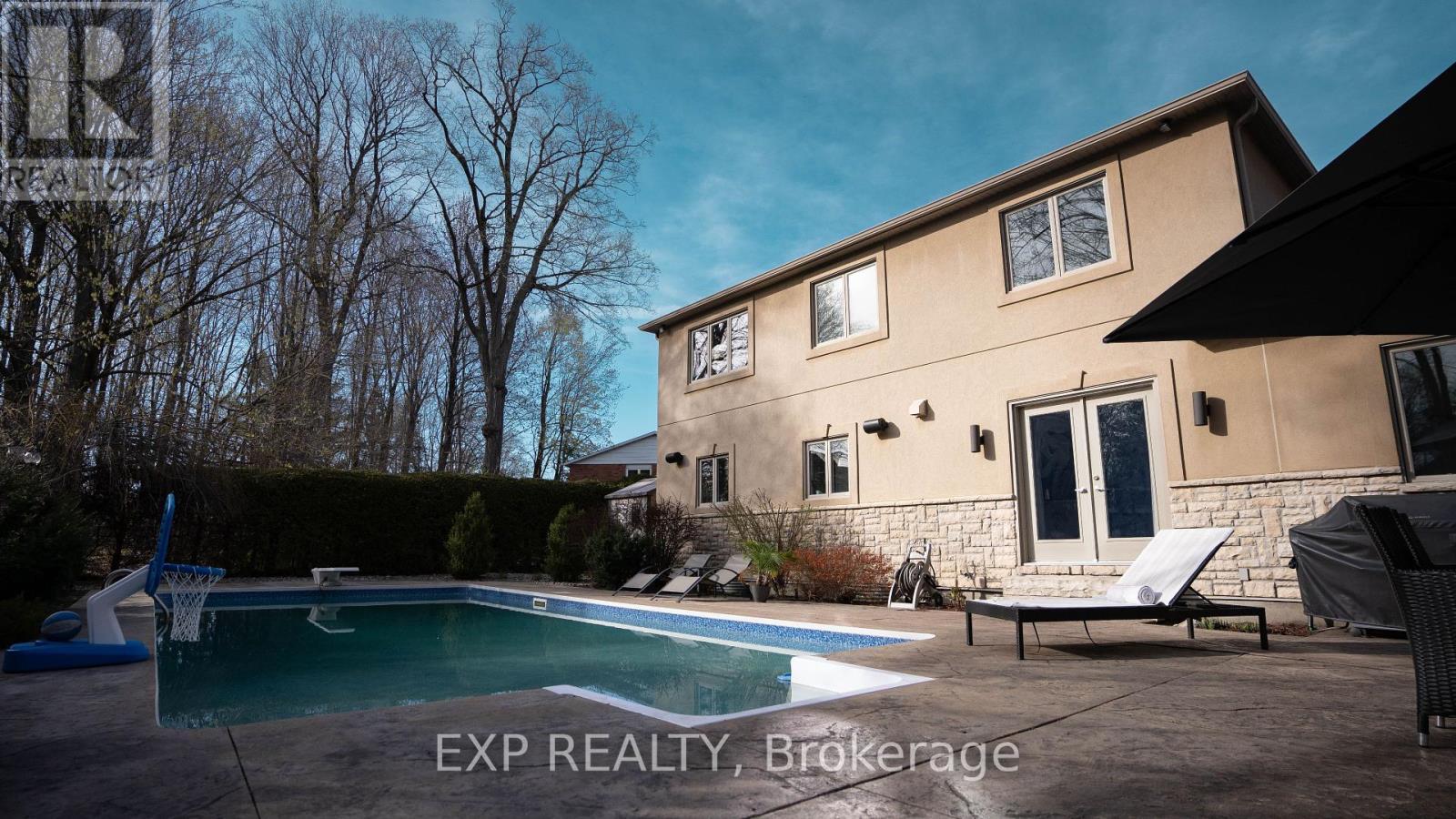 












17 CHESSWOOD COURT

,
Ottawa,




Ontario
K2E7E3

