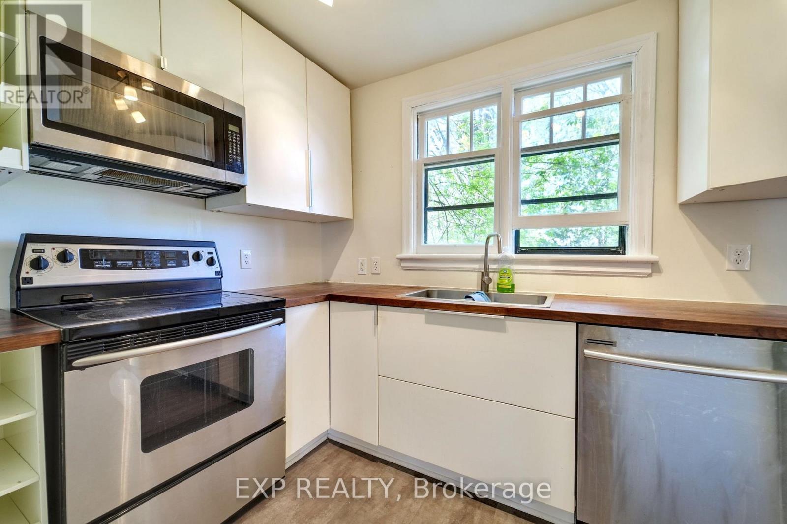 












7 RALEIGH STREET

,
Ottawa,




Ontario
K1S3C3

