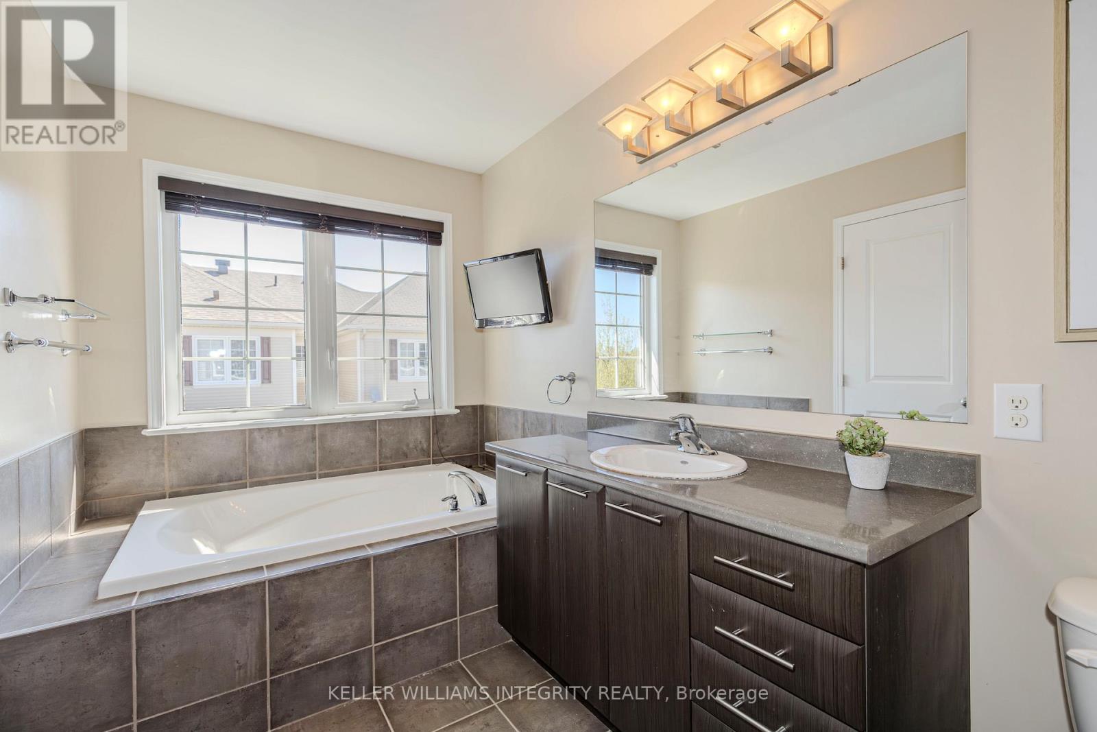 












905 CALDERMILL PRIVATE

,
Ottawa,




Ontario
K2J0Z8

