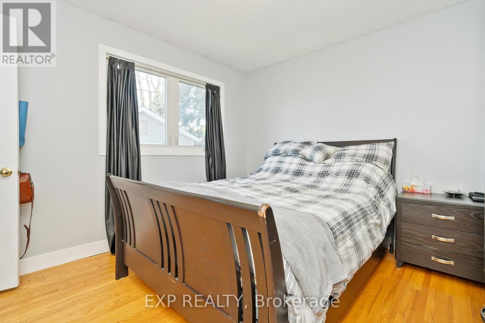 












322 GALLOWAY DRIVE

,
Ottawa,




Ontario
K1E1W3

