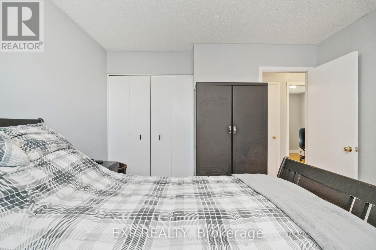












322 GALLOWAY DRIVE

,
Ottawa,




Ontario
K1E1W3


