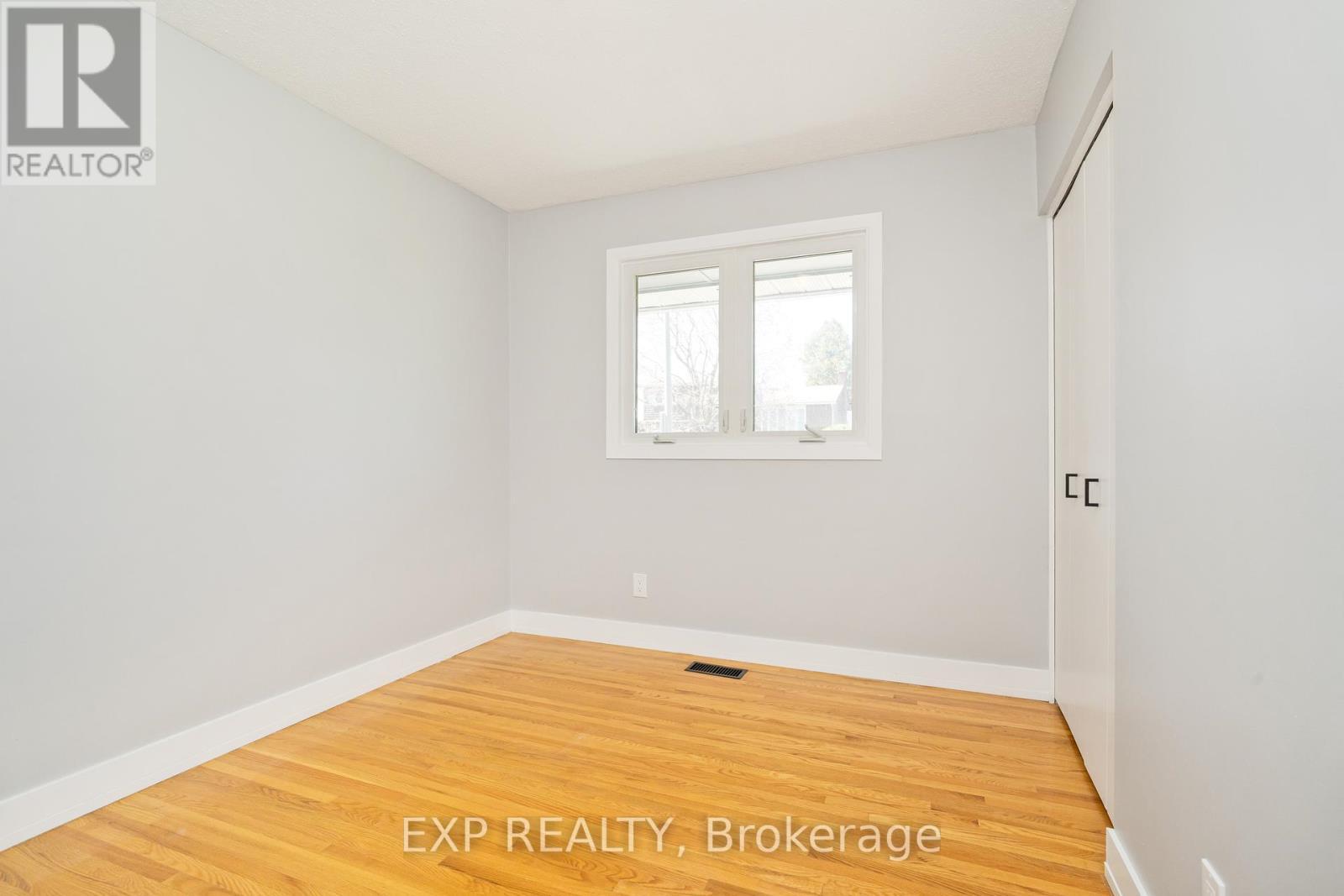 












322 GALLOWAY DRIVE

,
Ottawa,




Ontario
K1E1W3

