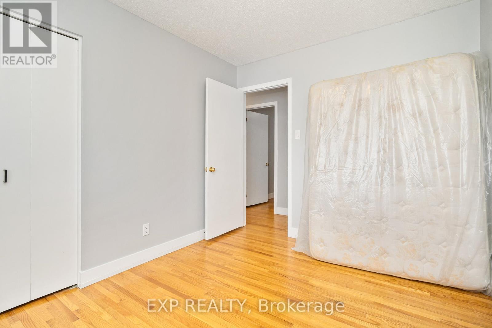 












322 GALLOWAY DRIVE

,
Ottawa,




Ontario
K1E1W3

