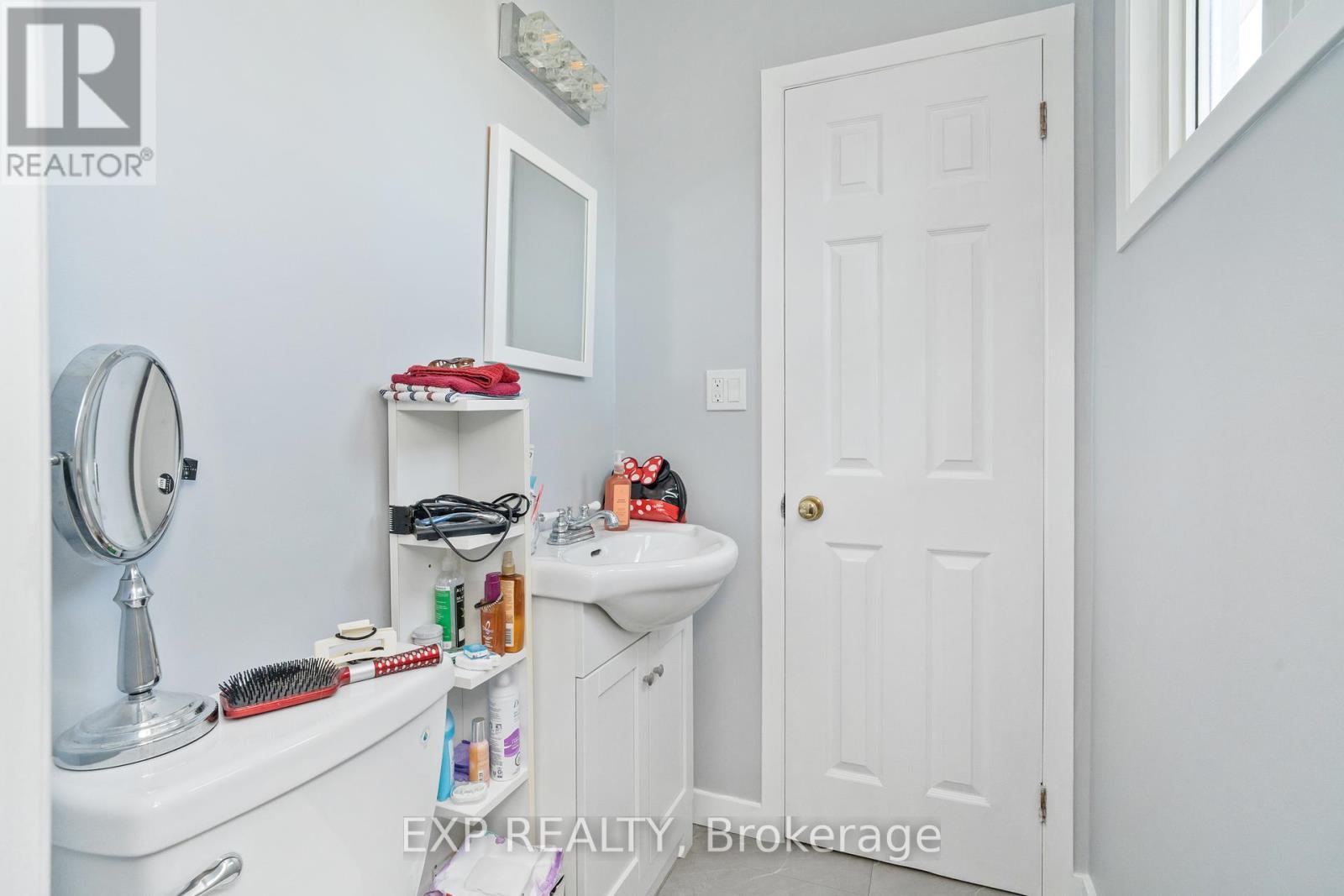 












322 GALLOWAY DRIVE

,
Ottawa,




Ontario
K1E1W3

