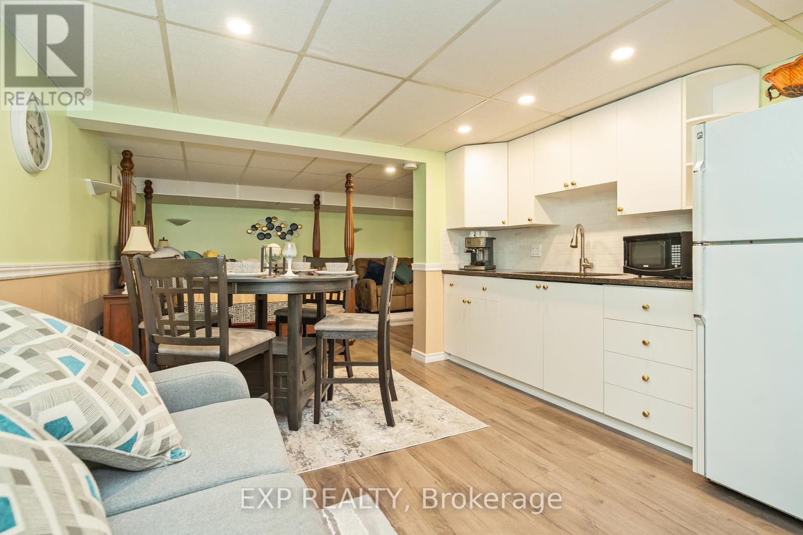 












322 GALLOWAY DRIVE

,
Ottawa,




Ontario
K1E1W3

