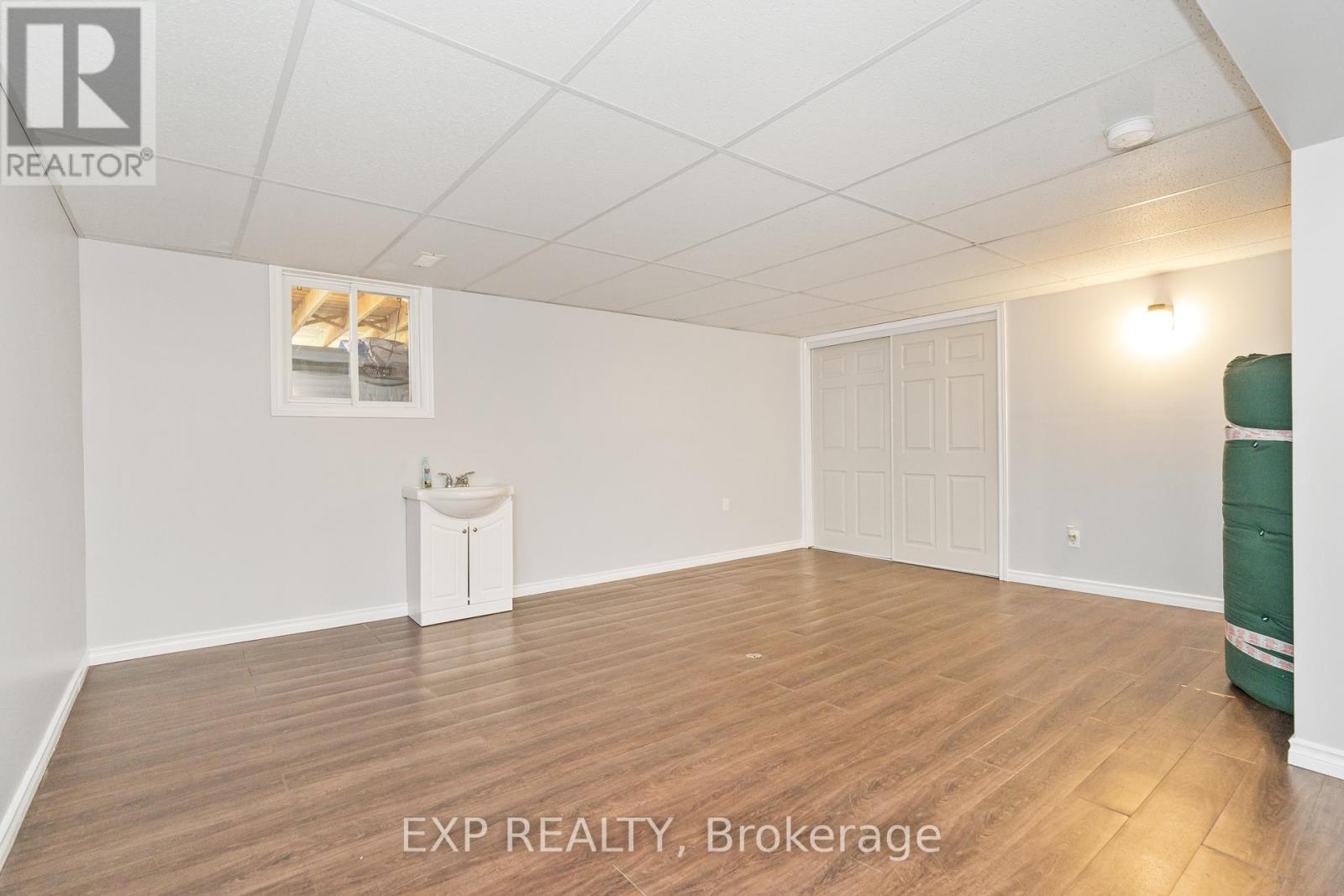 












322 GALLOWAY DRIVE

,
Ottawa,




Ontario
K1E1W3

