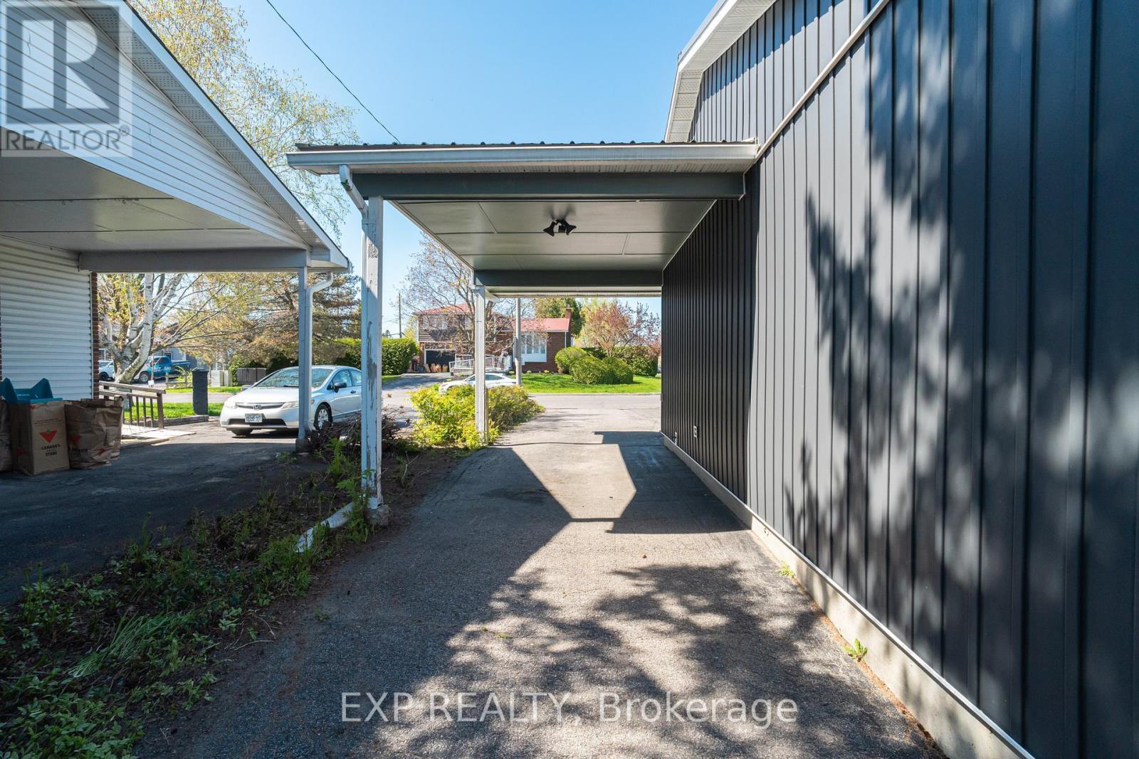 












322 GALLOWAY DRIVE

,
Ottawa,




Ontario
K1E1W3

