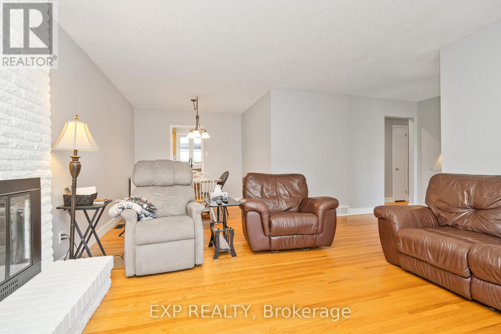 












322 GALLOWAY DRIVE

,
Ottawa,




Ontario
K1E1W3


