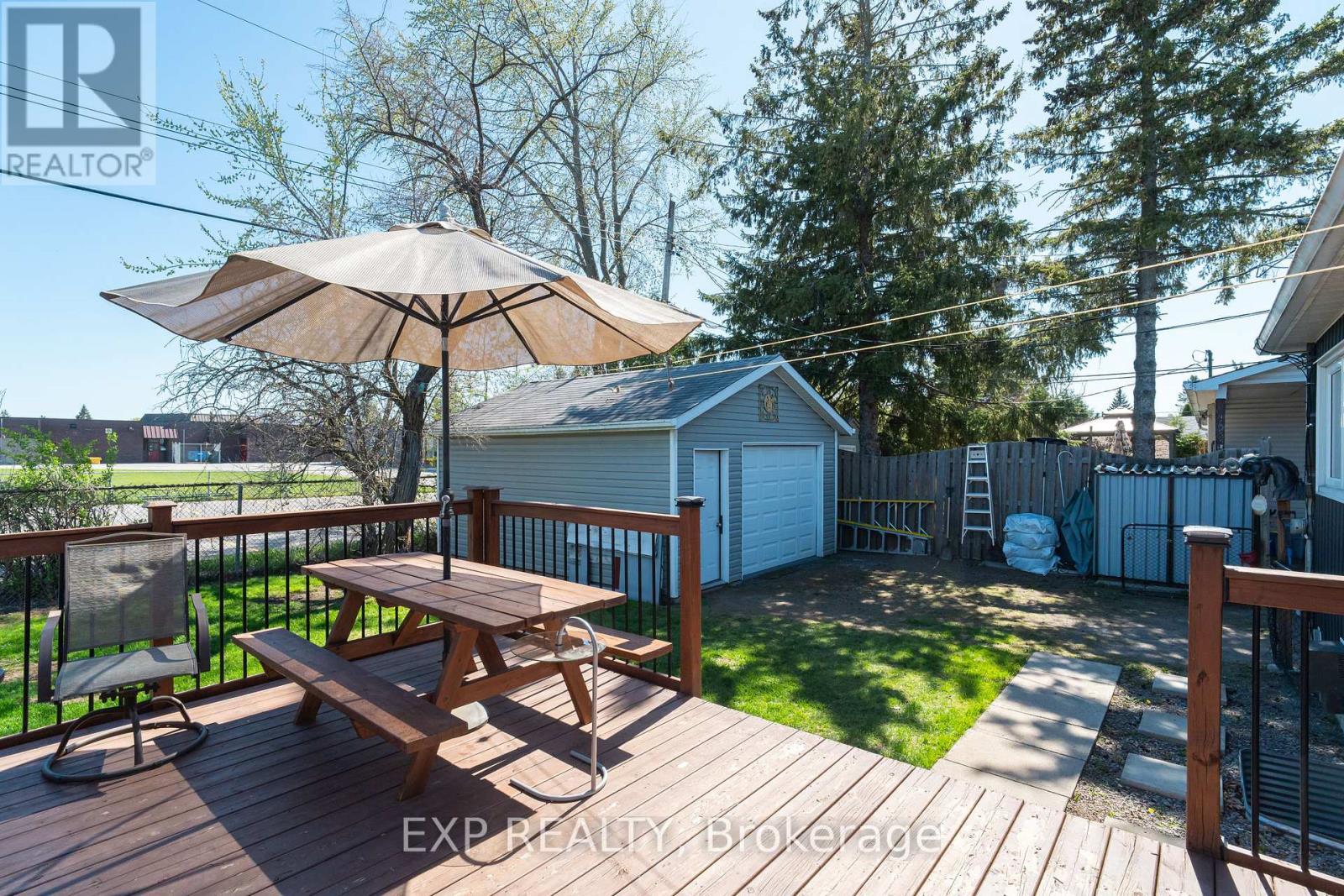 












322 GALLOWAY DRIVE

,
Ottawa,




Ontario
K1E1W3

