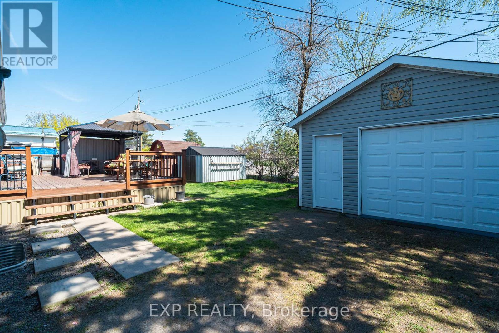 












322 GALLOWAY DRIVE

,
Ottawa,




Ontario
K1E1W3


