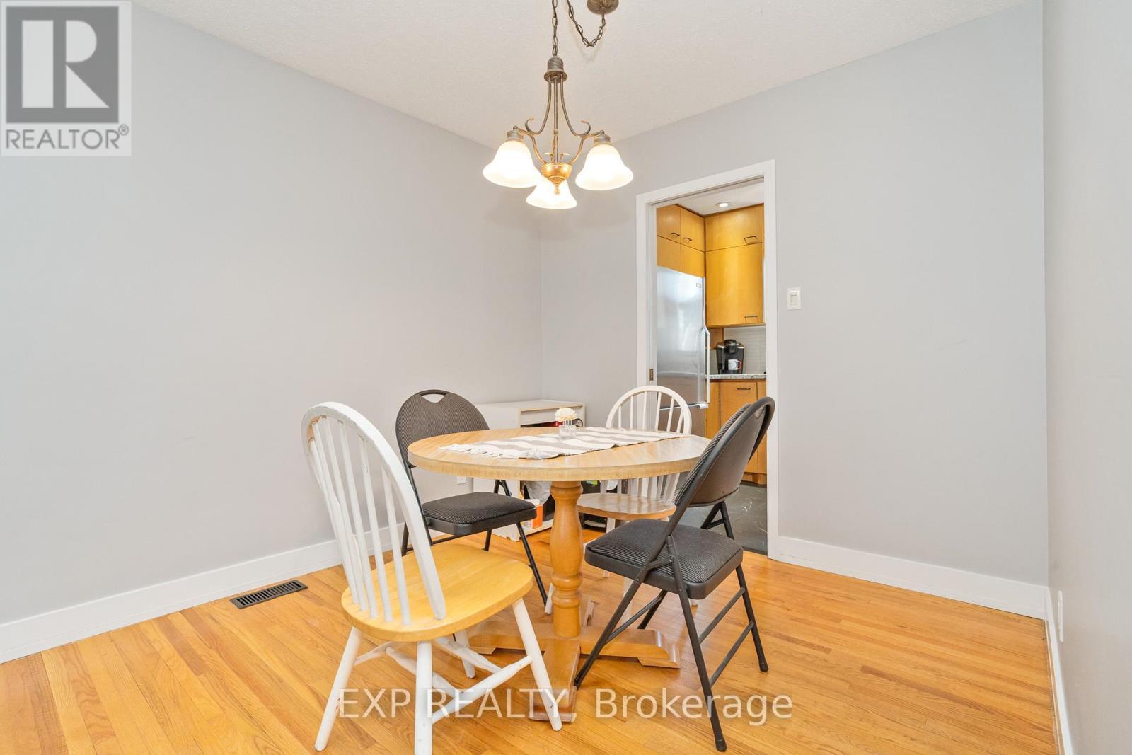 












322 GALLOWAY DRIVE

,
Ottawa,




Ontario
K1E1W3

