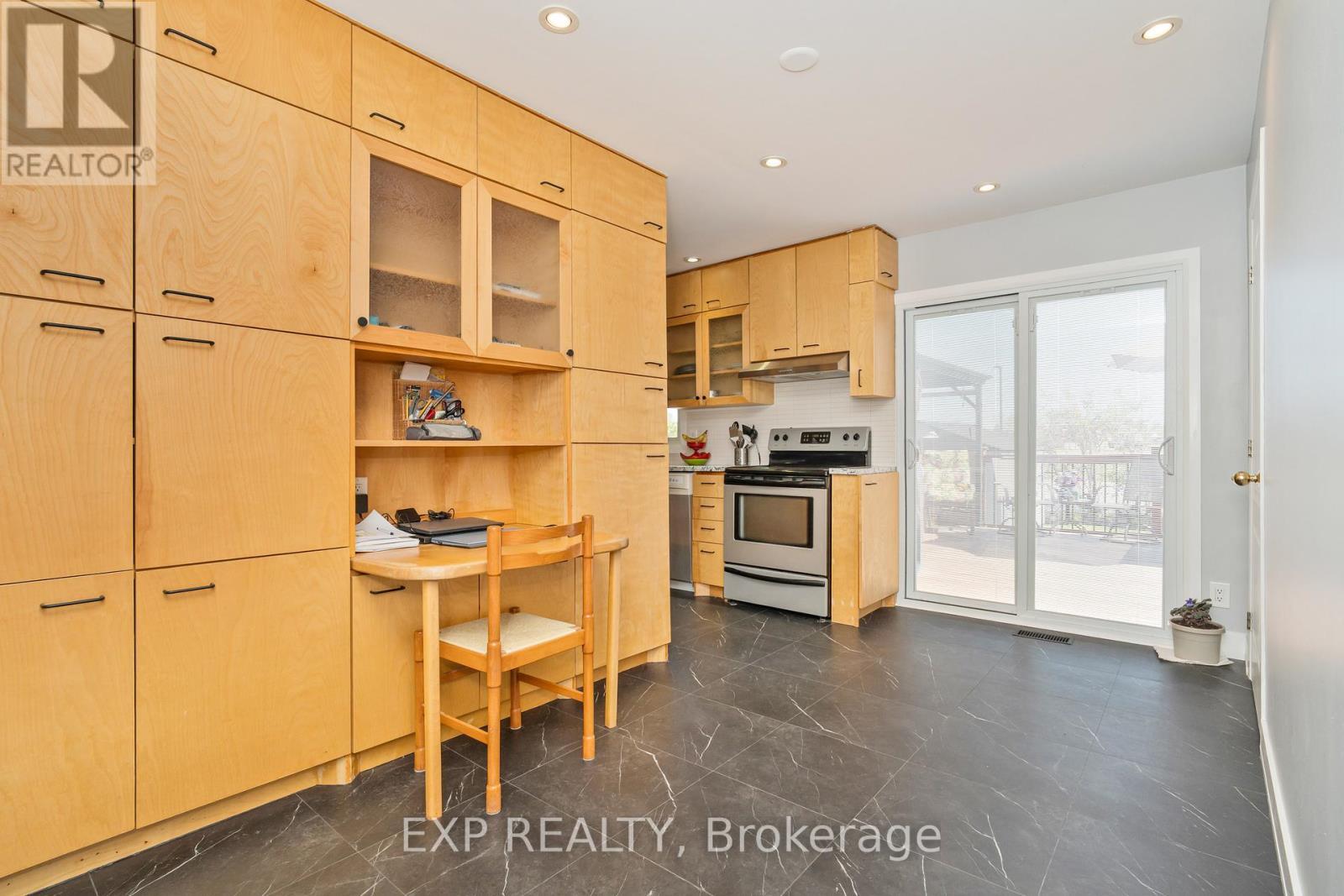 












322 GALLOWAY DRIVE

,
Ottawa,




Ontario
K1E1W3

