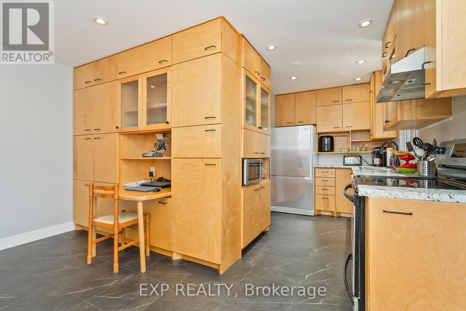 












322 GALLOWAY DRIVE

,
Ottawa,




Ontario
K1E1W3

