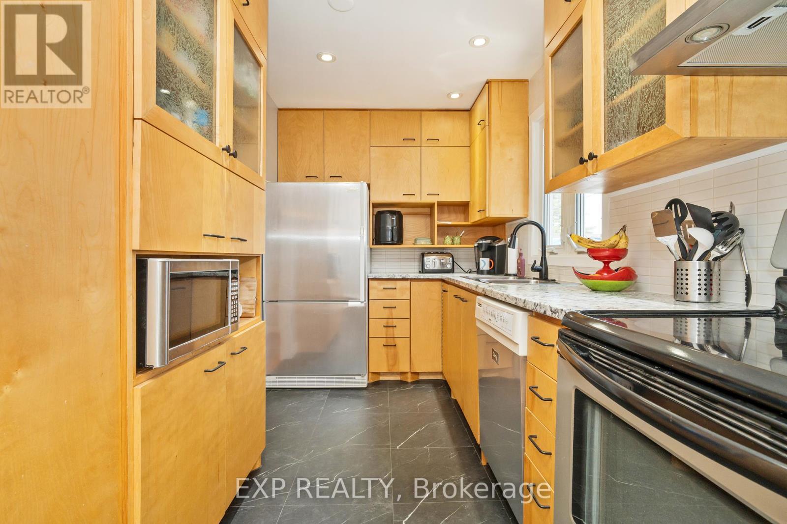












322 GALLOWAY DRIVE

,
Ottawa,




Ontario
K1E1W3

