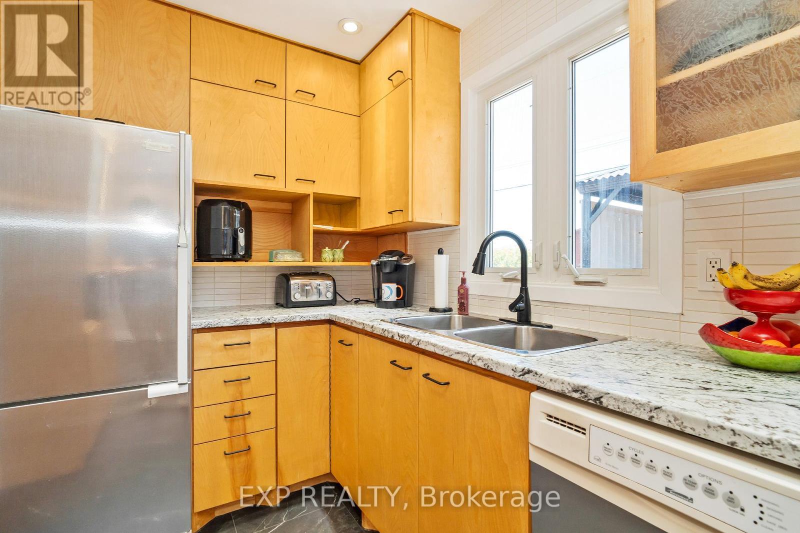 












322 GALLOWAY DRIVE

,
Ottawa,




Ontario
K1E1W3

