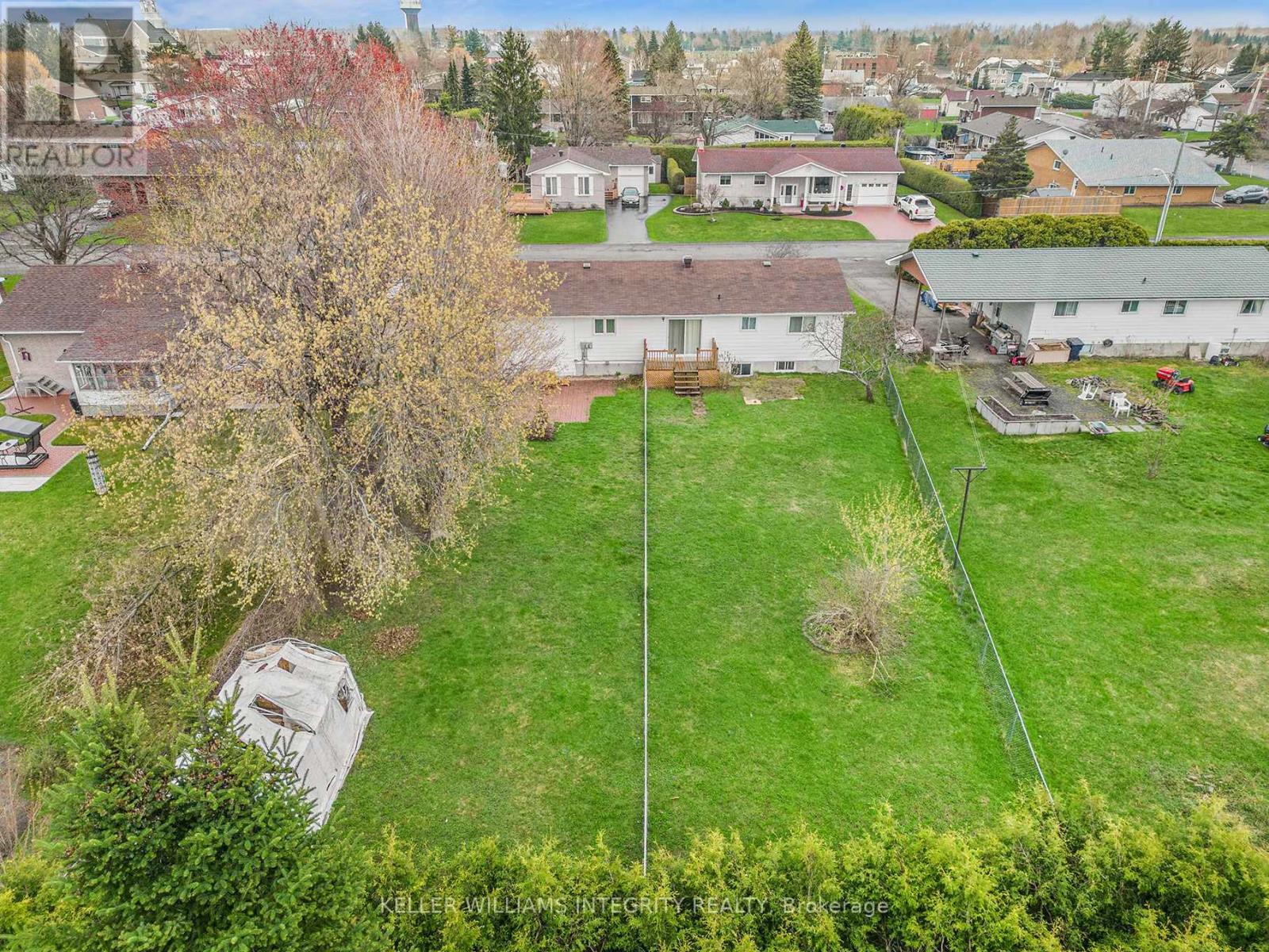 












22 DOLLARD STREET

,
Russell,




Ontario
K0A1W0

