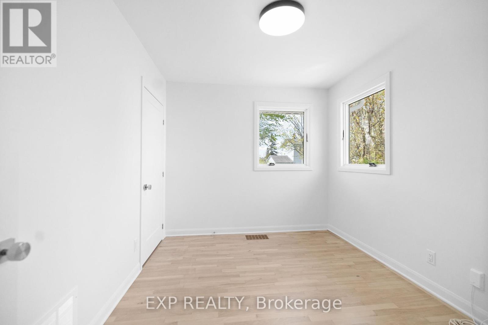 












23 HARRIS PLACE

,
Ottawa,




Ontario
K2G2P3

