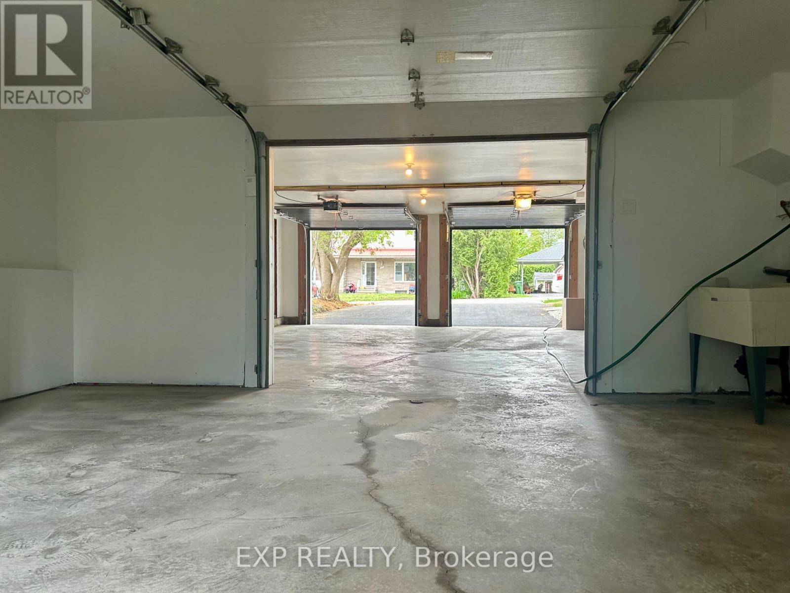 












23 HARRIS PLACE

,
Ottawa,




Ontario
K2G2P3

