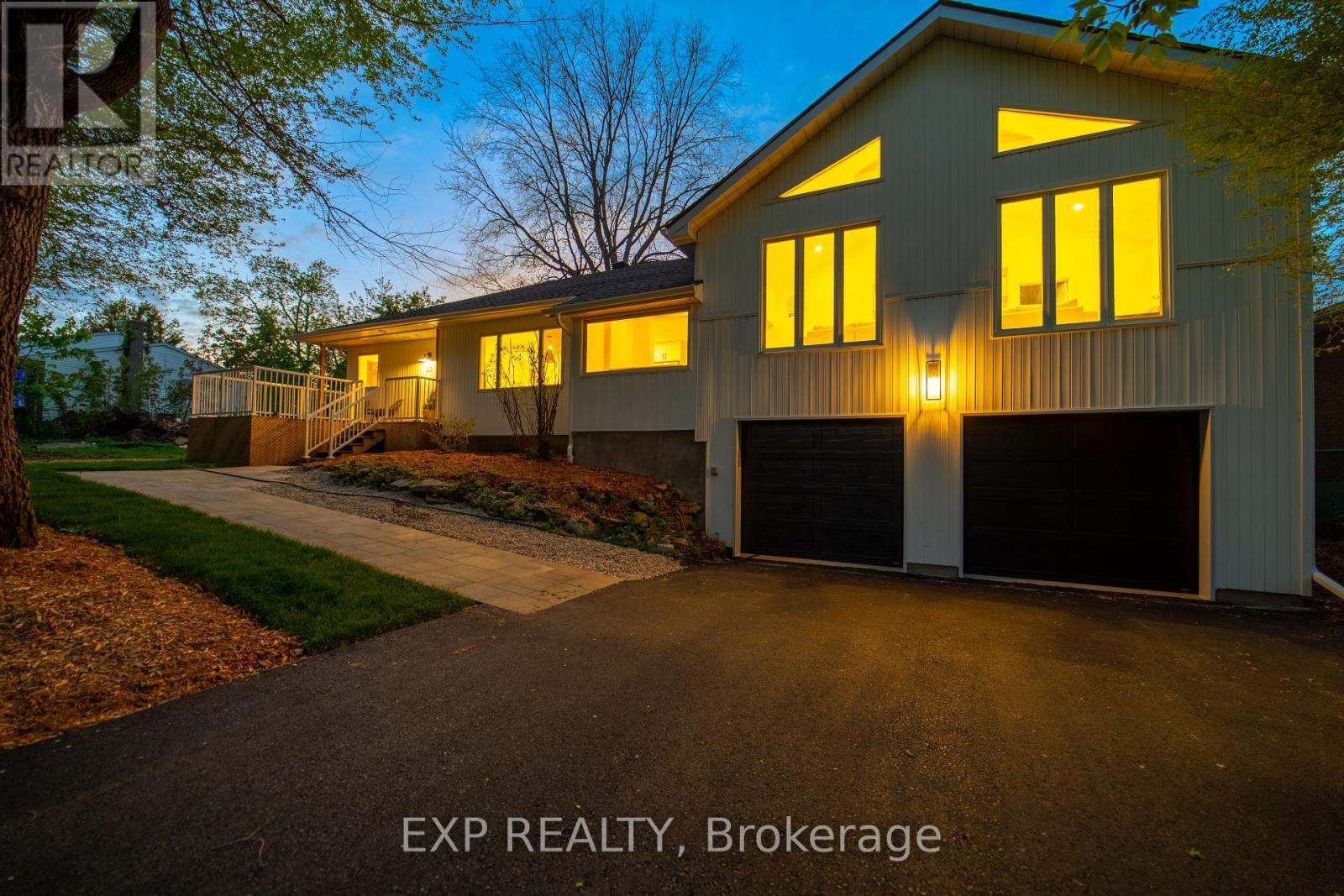 












23 HARRIS PLACE

,
Ottawa,




Ontario
K2G2P3

