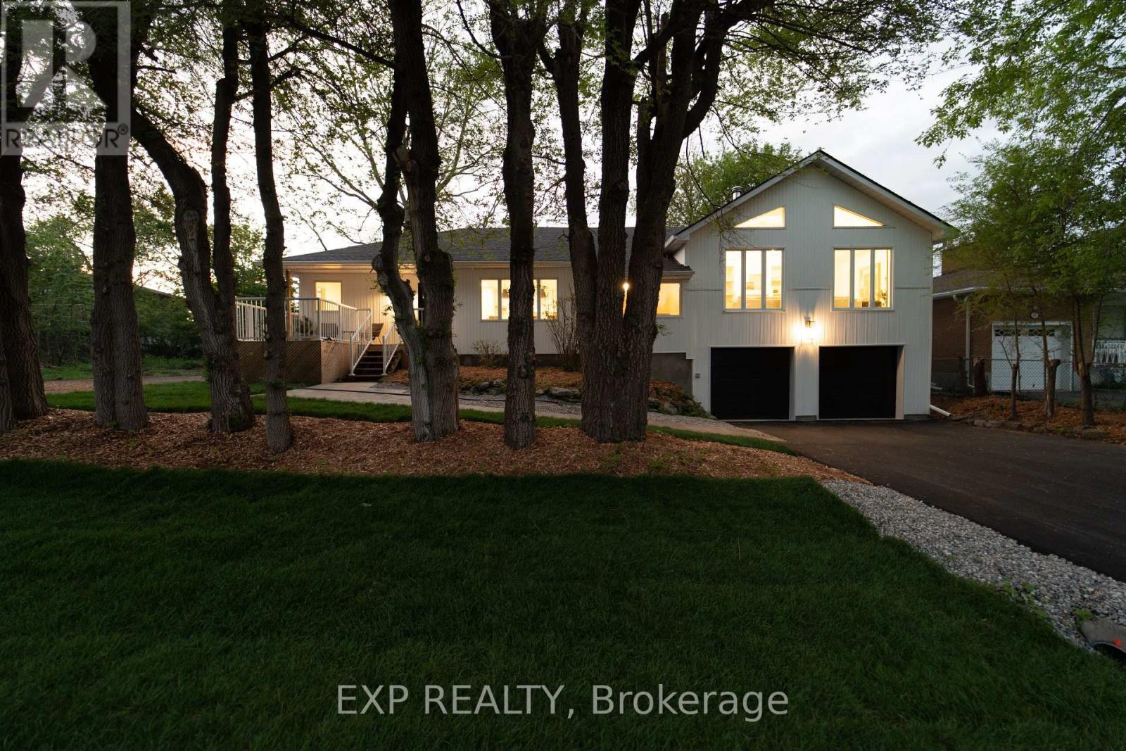 












23 HARRIS PLACE

,
Ottawa,




Ontario
K2G2P3

