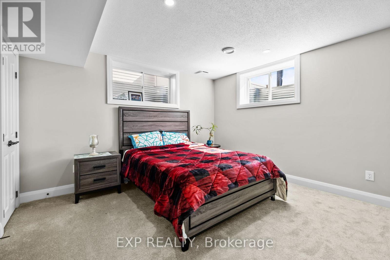 












320 SERENADE CRESCENT

,
Ottawa,




Ontario
K1X0B9

