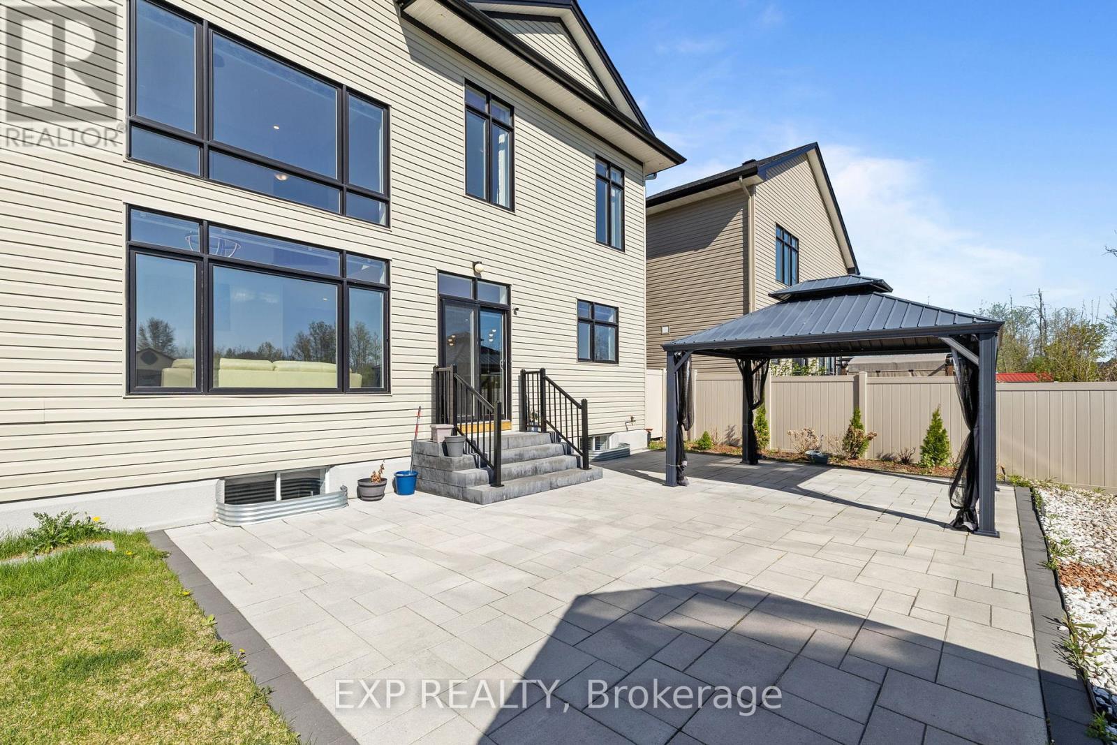 












320 SERENADE CRESCENT

,
Ottawa,




Ontario
K1X0B9

