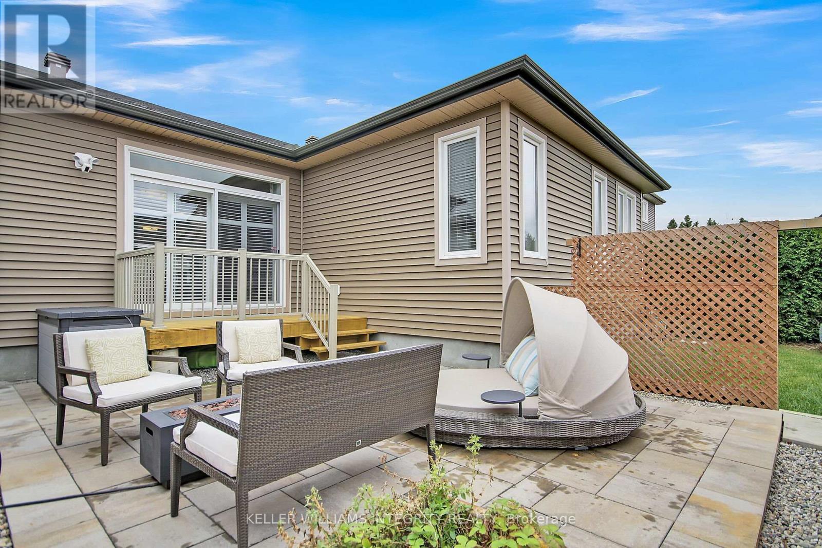 












15 YORK CROSSING

,
Russell,




Ontario
K4R0C4

