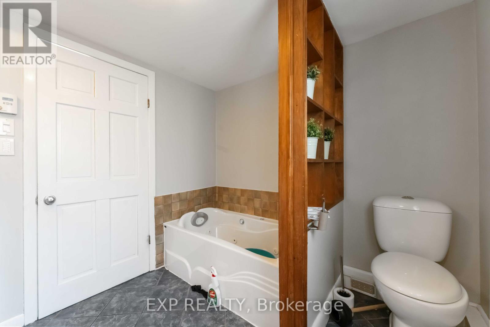 












183 AUGUSTA STREET

,
Ottawa,




Ontario
K1N8B9

