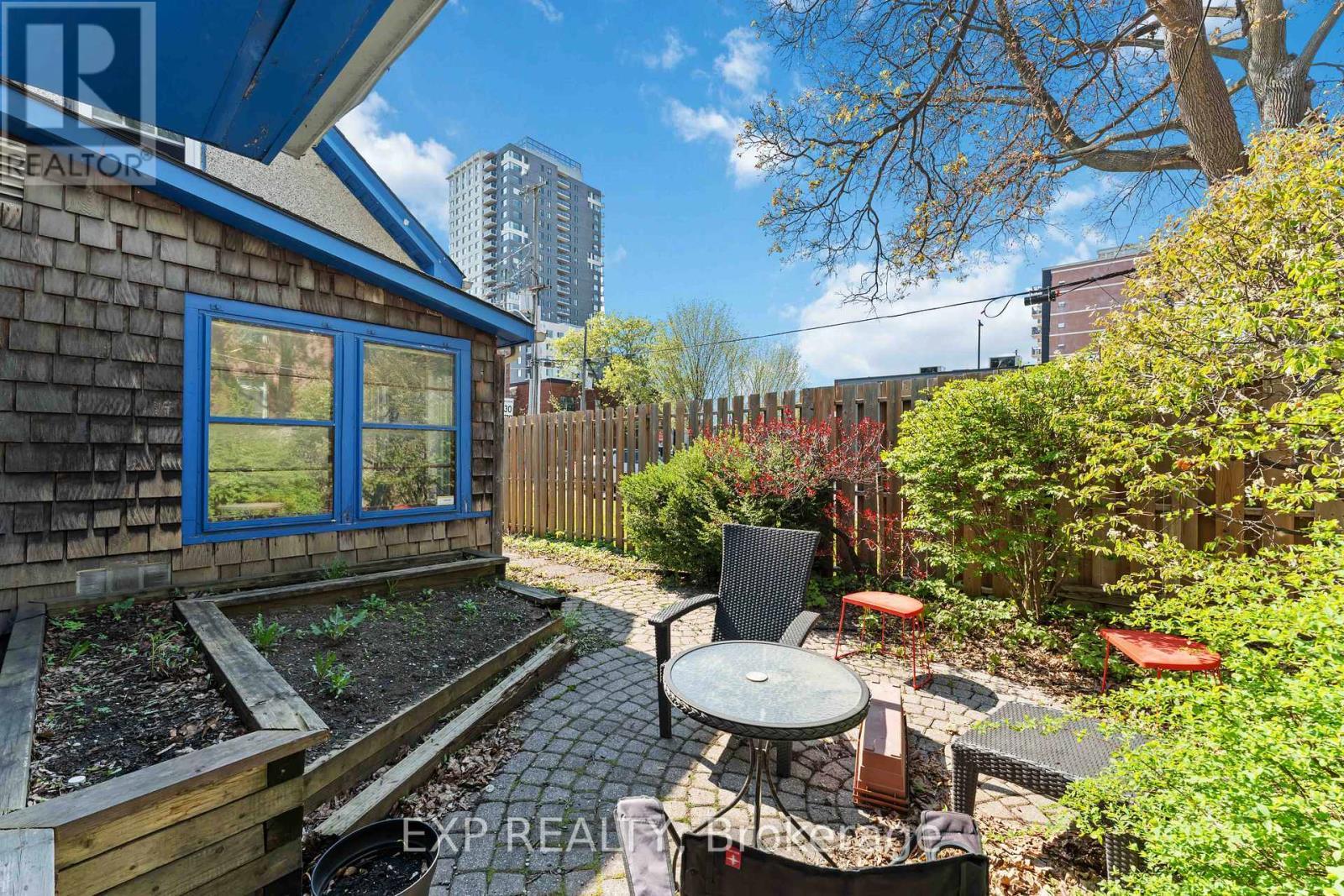 












183 AUGUSTA STREET

,
Ottawa,




Ontario
K1N8B9

