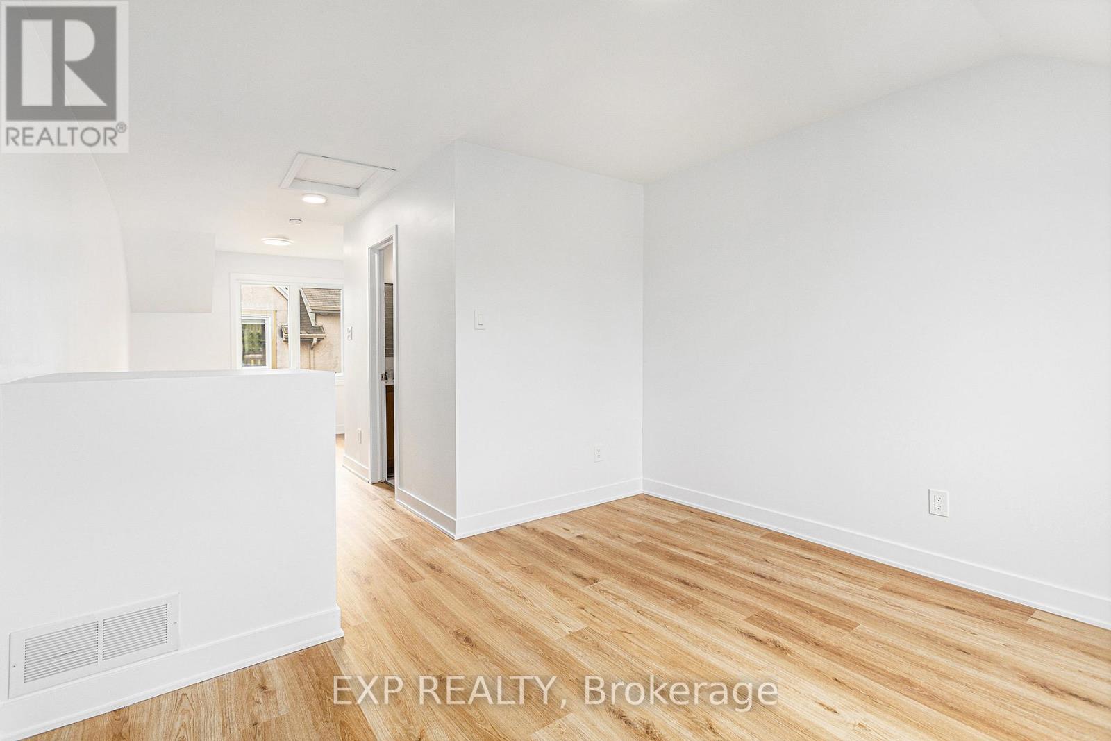












162 ROCHESTER STREET

,
Ottawa,




Ontario
K1R7M4

