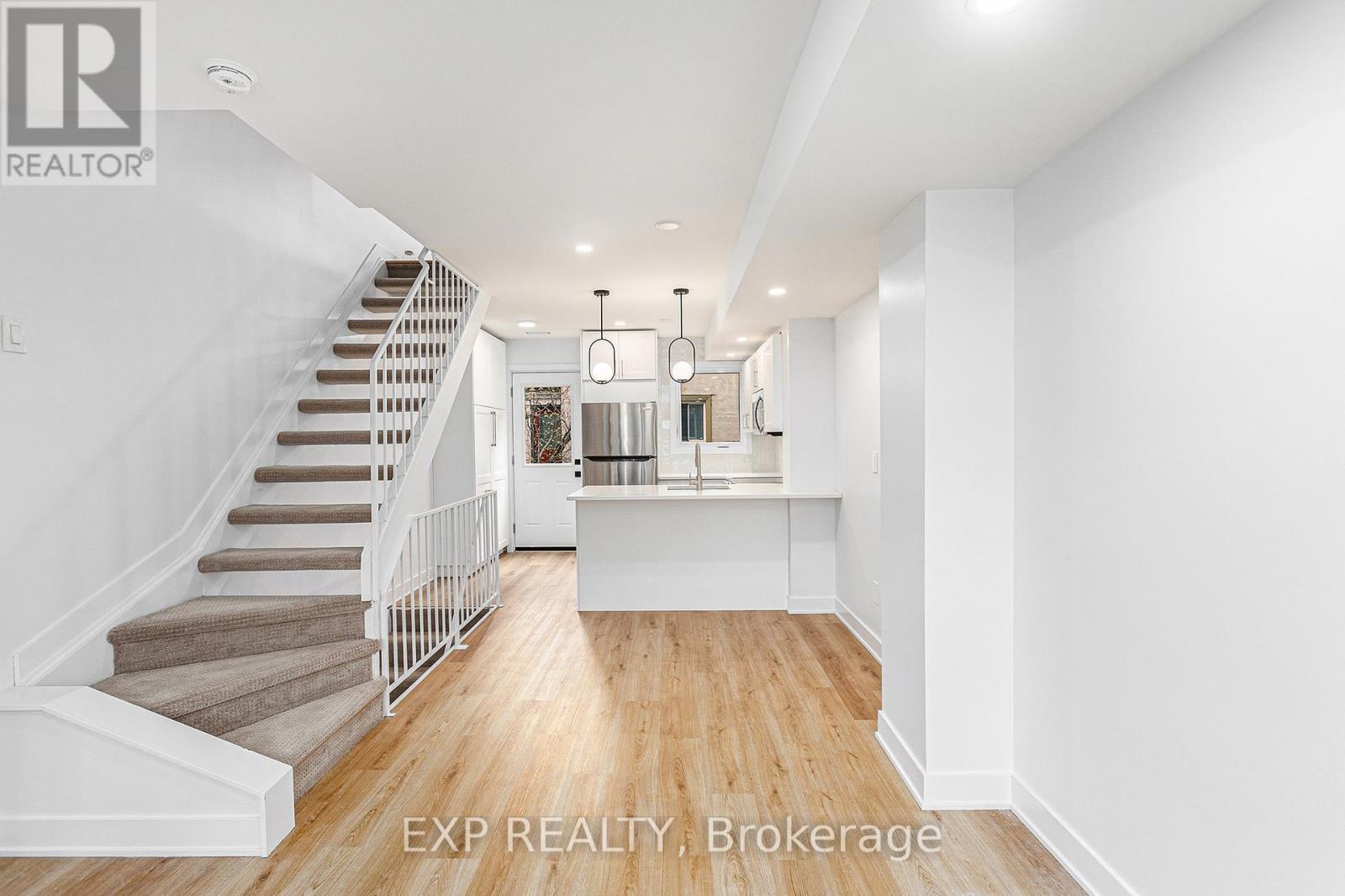 












162 ROCHESTER STREET

,
Ottawa,




Ontario
K1R7M4

