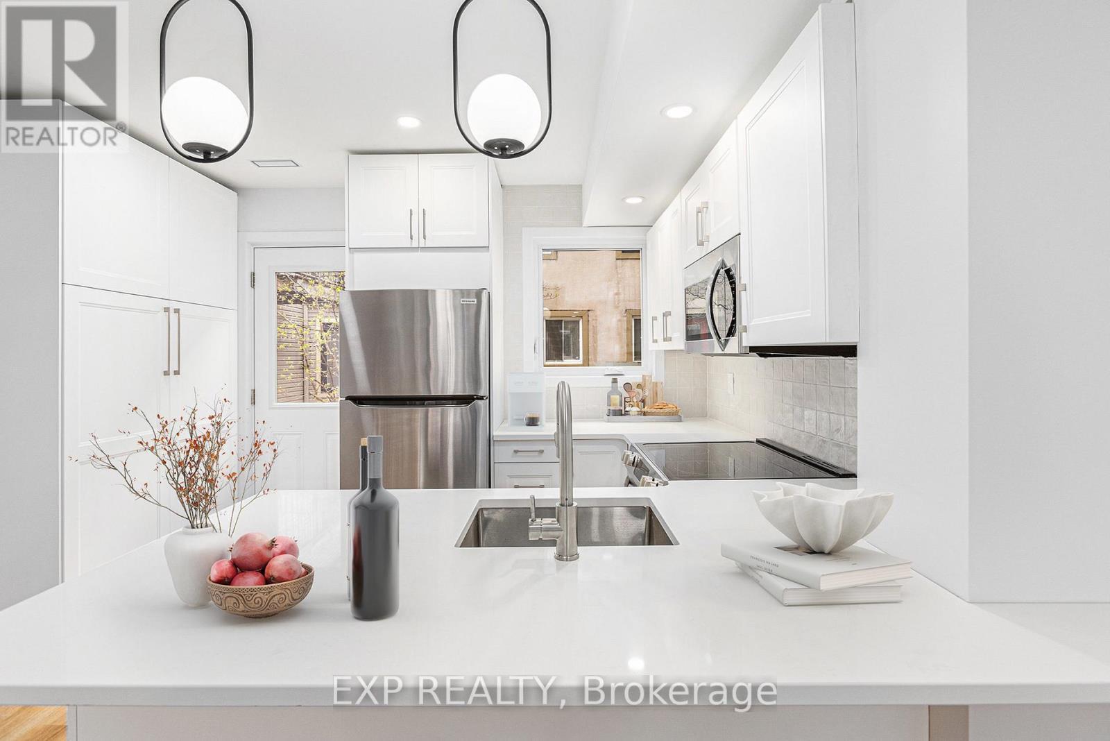 












162 ROCHESTER STREET

,
Ottawa,




Ontario
K1R7M4

