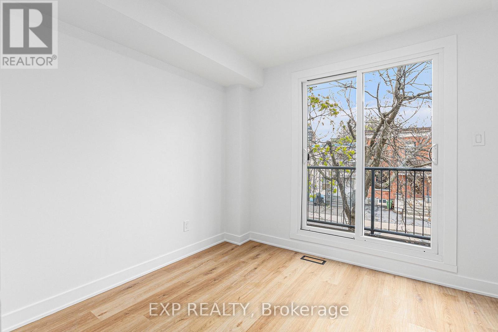 












162 ROCHESTER STREET

,
Ottawa,




Ontario
K1R7M4


