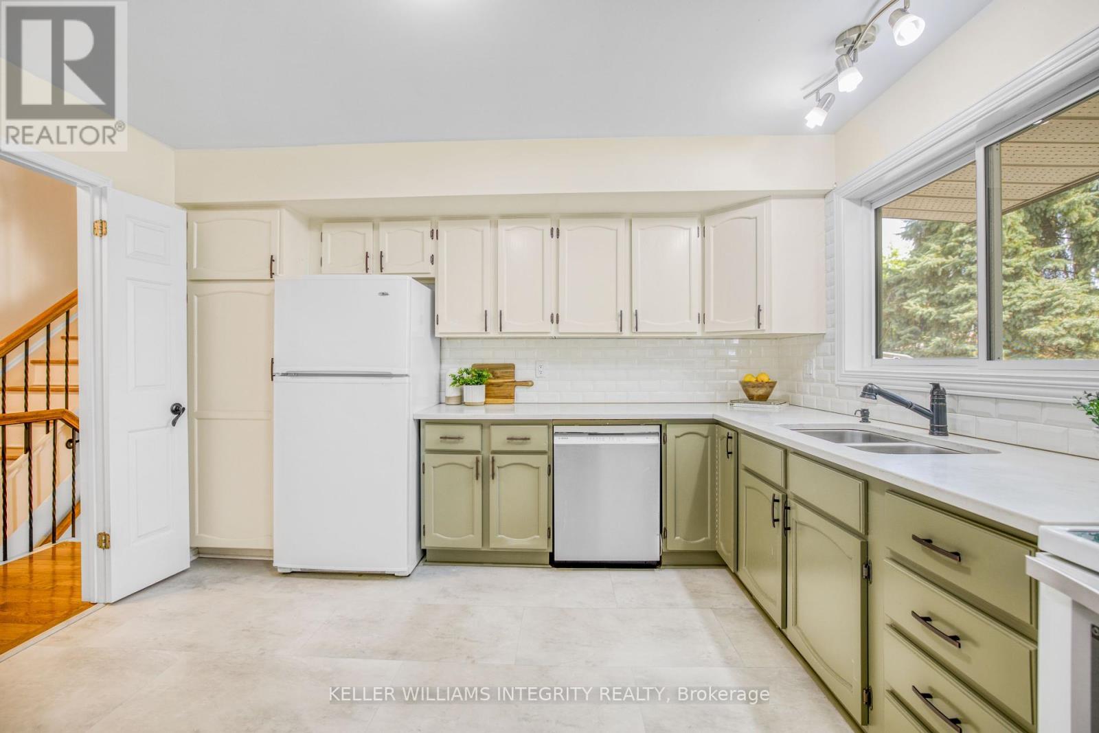 












714 MOONEYS BAY PLACE

,
Ottawa,




Ontario
K1V9R2


