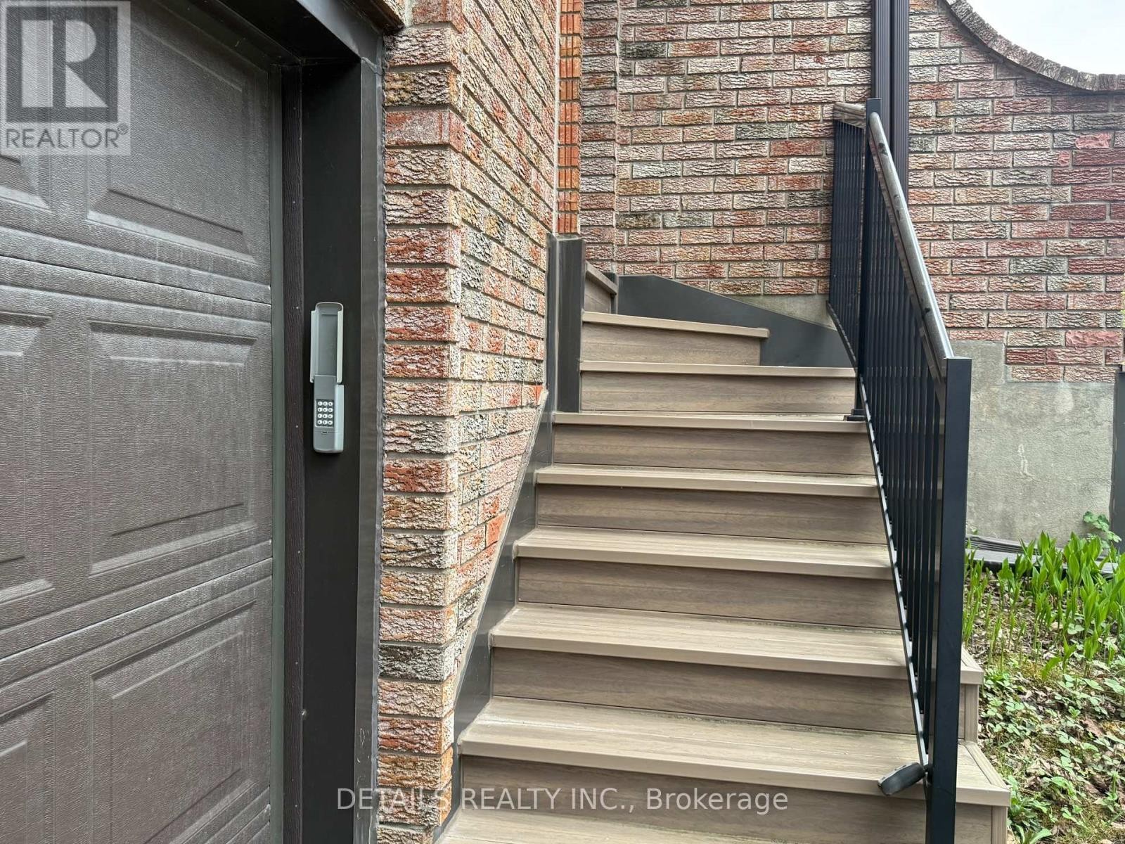 












10 - 2 BERTONA STREET

,
Ottawa,




Ontario
K2G0W2

