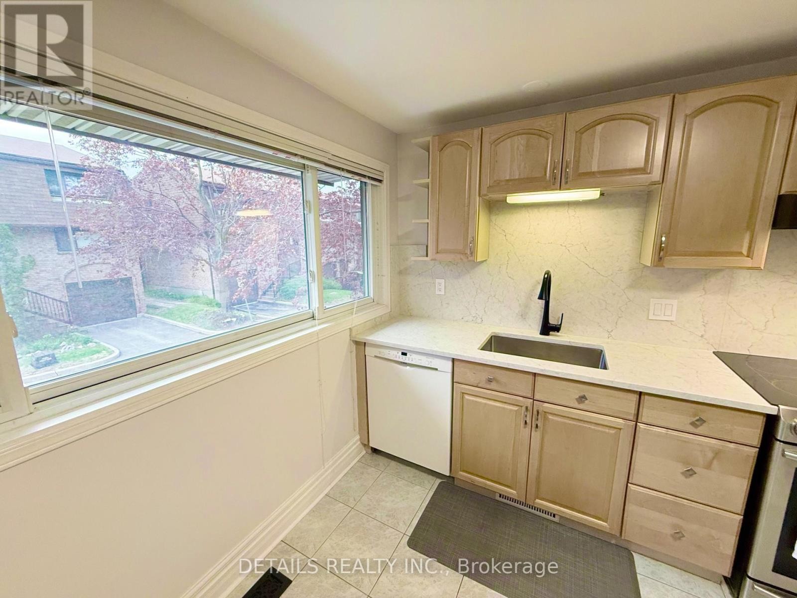 












10 - 2 BERTONA STREET

,
Ottawa,




Ontario
K2G0W2

