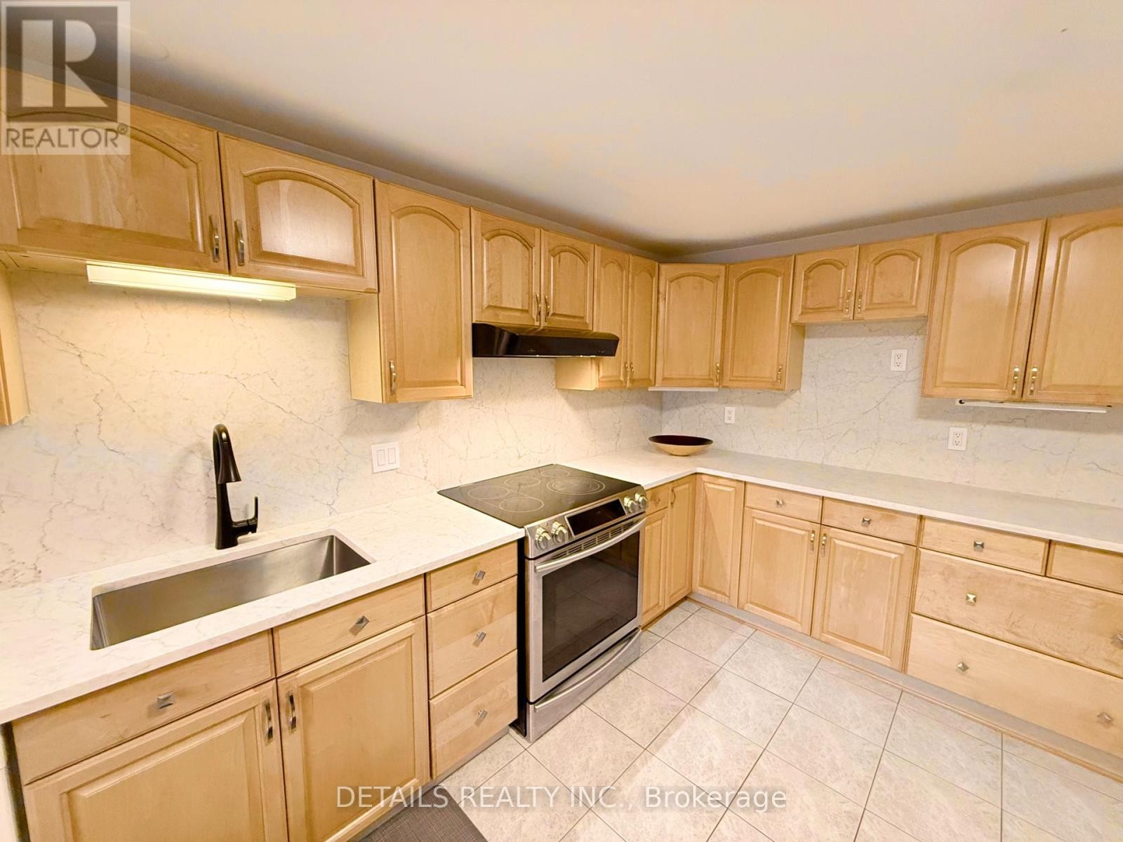 












10 - 2 BERTONA STREET

,
Ottawa,




Ontario
K2G0W2

