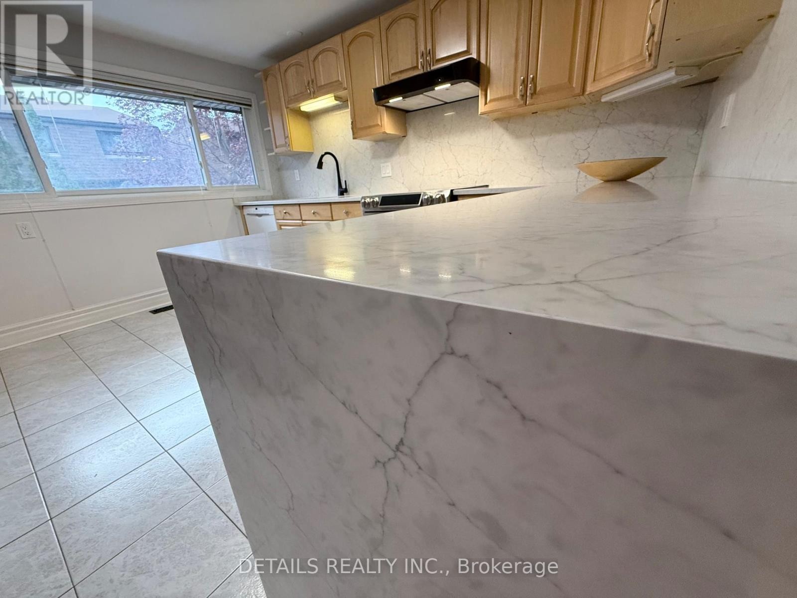 












10 - 2 BERTONA STREET

,
Ottawa,




Ontario
K2G0W2

