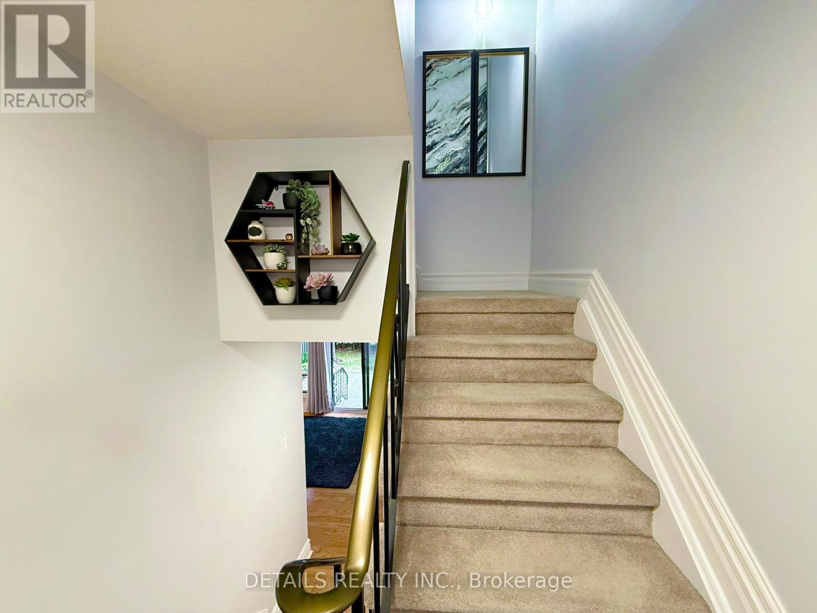 












10 - 2 BERTONA STREET

,
Ottawa,




Ontario
K2G0W2

