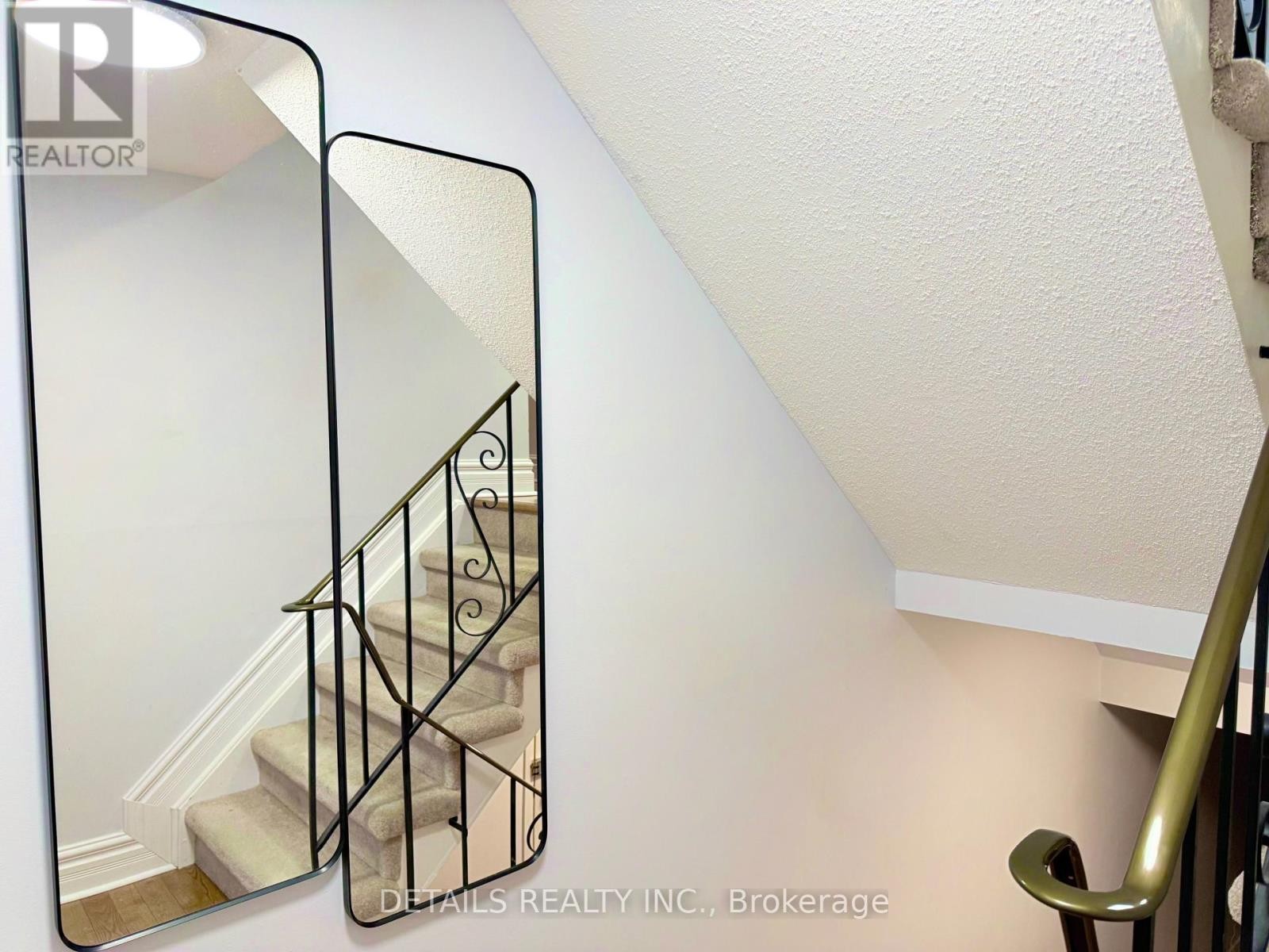 












10 - 2 BERTONA STREET

,
Ottawa,




Ontario
K2G0W2

