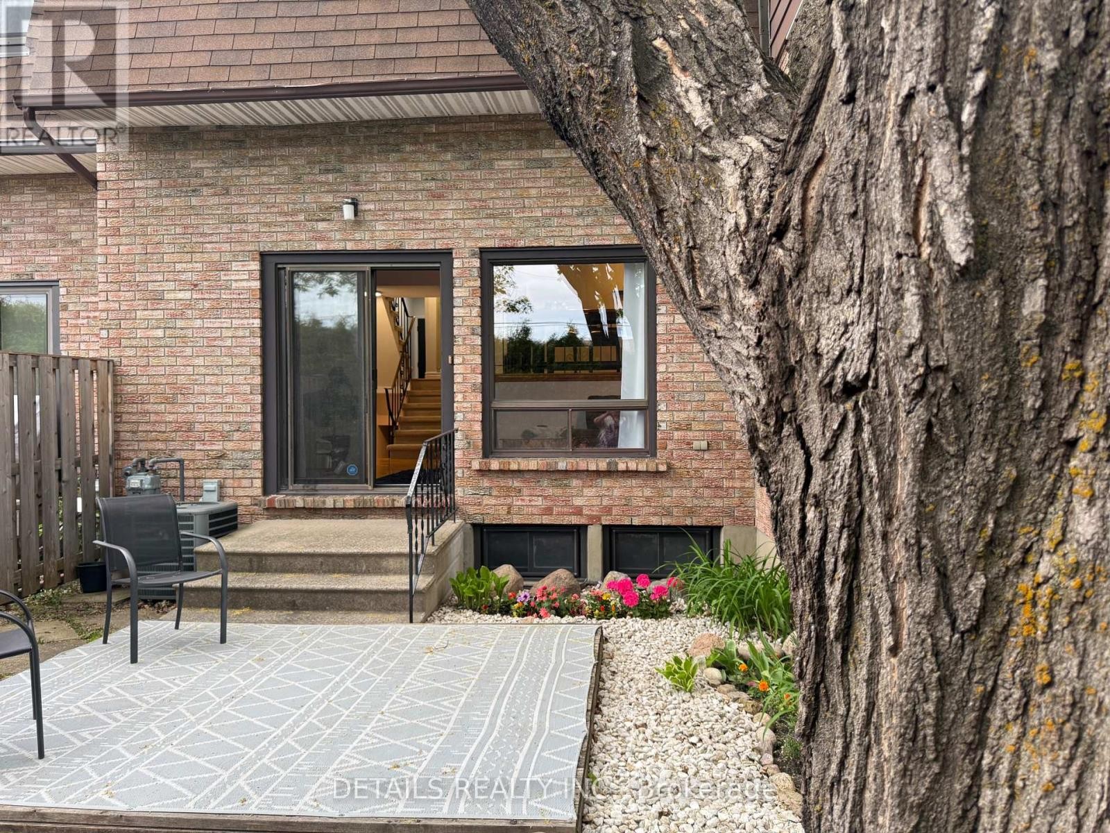












10 - 2 BERTONA STREET

,
Ottawa,




Ontario
K2G0W2

