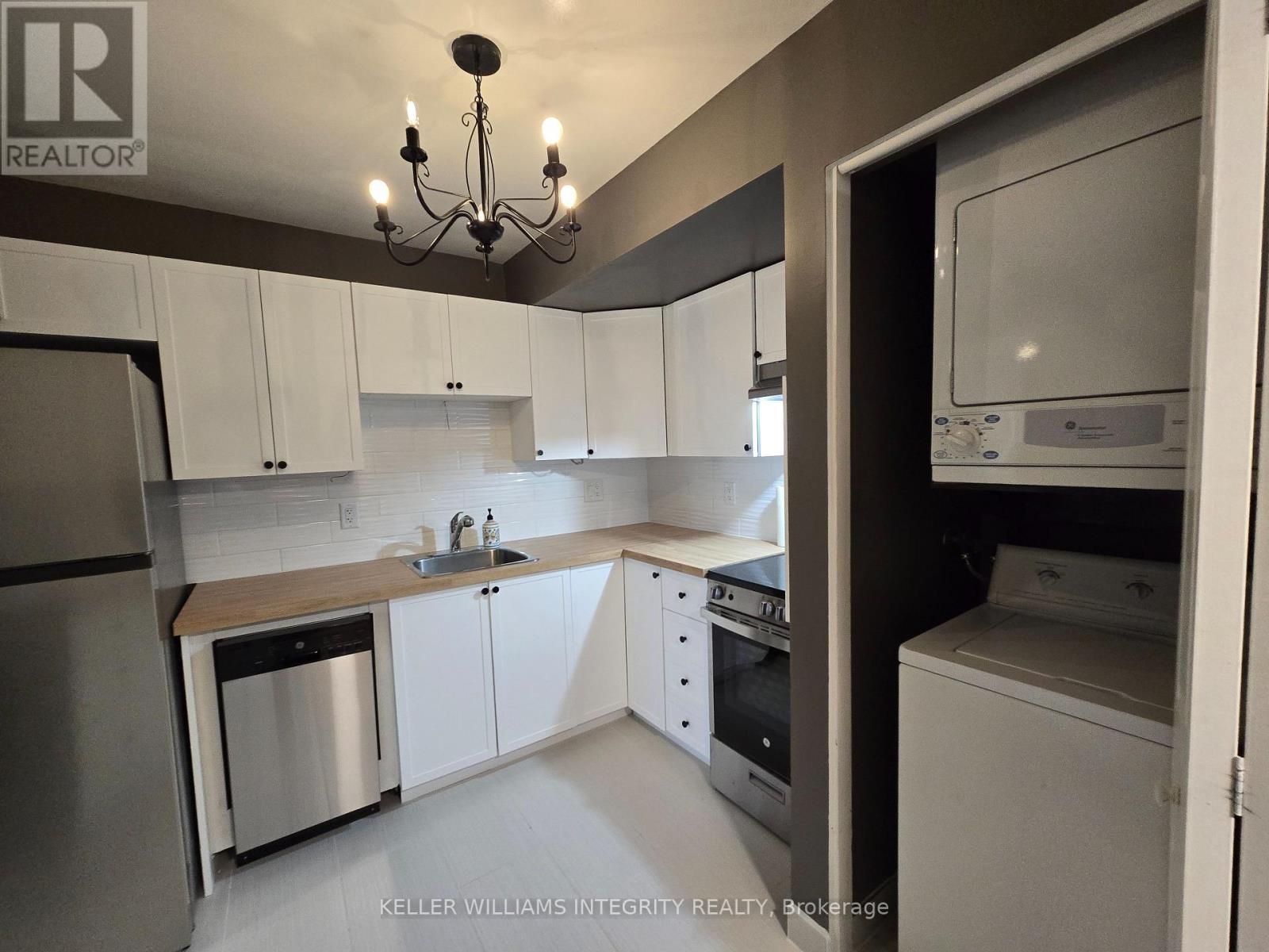 












215 - 270 LORRY GREENBERG DRIVE

,
Ottawa,




Ontario
K1T3K2

